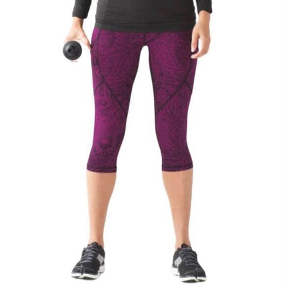 Lululemon Outrun 17" Crop Antique Paisley Deep Fuschia Black / Black size 8 - Picture 3 of 14